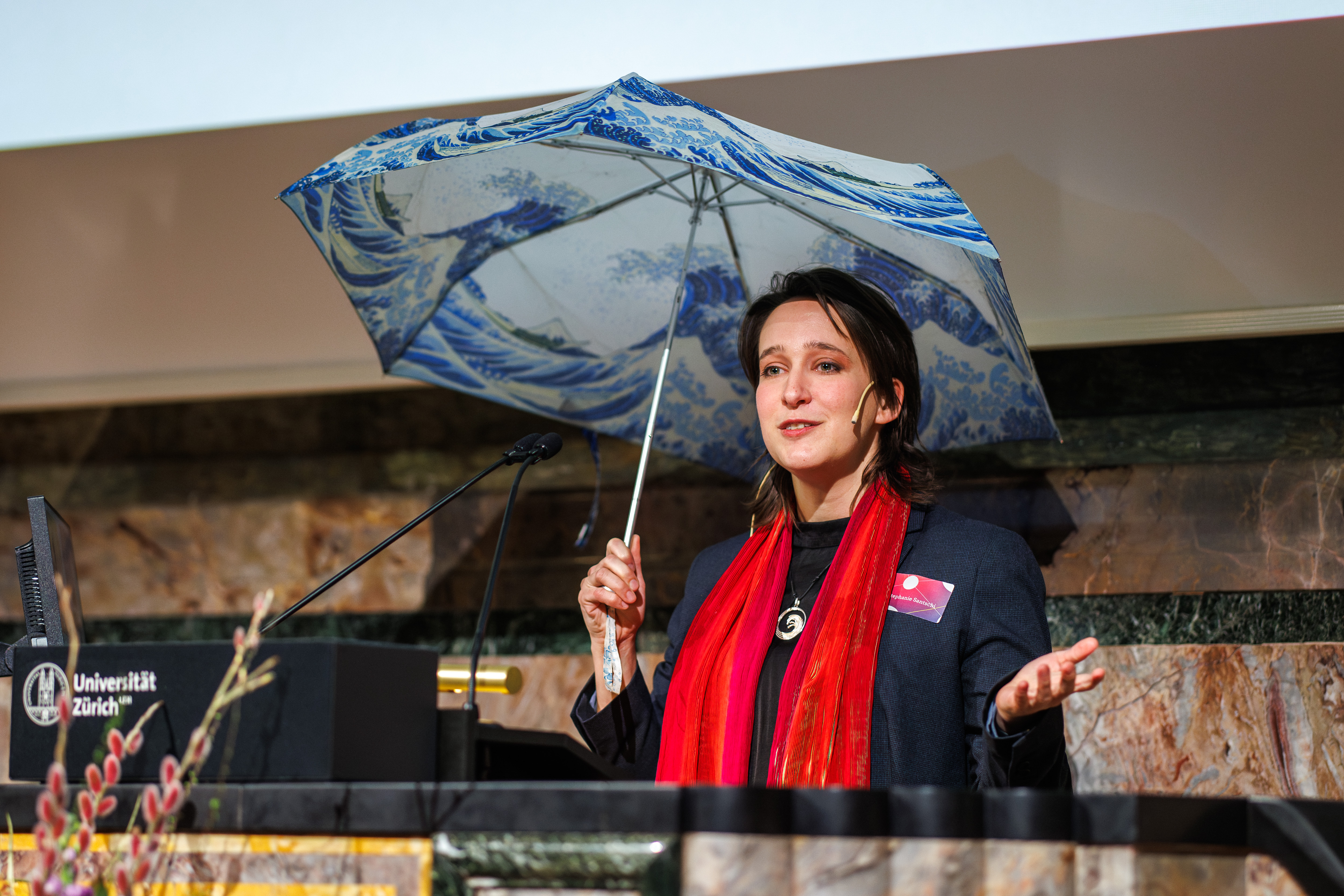Stephanie Santschi receiving the UZH FAN Award 2026 at the Sparkling Research event